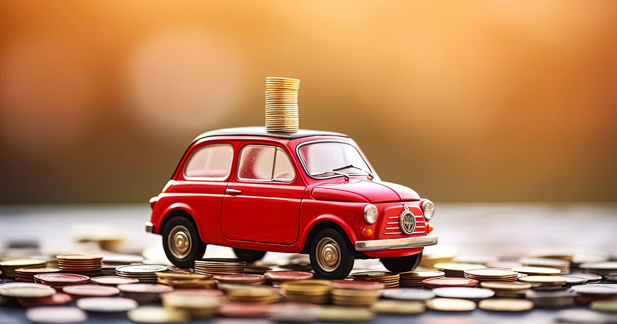 Kleines Modellauto zwischen vielen Geldmünzen